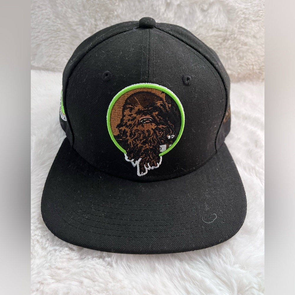 STAR WARS E7 RETROFLECT
950 CHEWBACCA SNAP
ВАСК САР
NEW ERA CAP CO